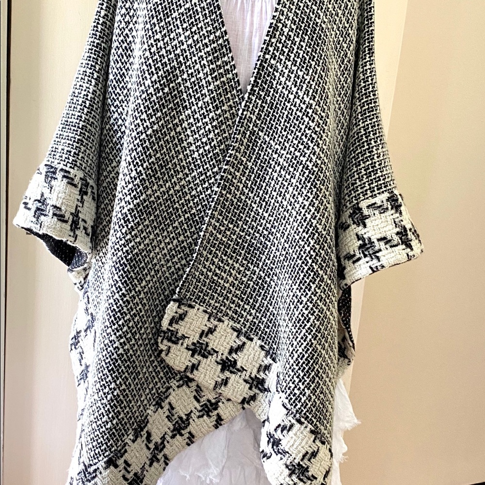 Woolen Poncho - Picture 2 of 5